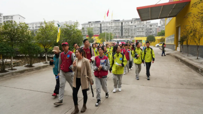 泡桐树中学生研学黄老五，感受科技创新驱动企业发展的力量